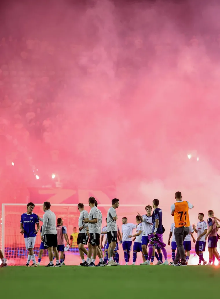 Kakav skandal! Torcida bakljama prvo gađala Livaju pa zasula i ostale igrače Hajduka