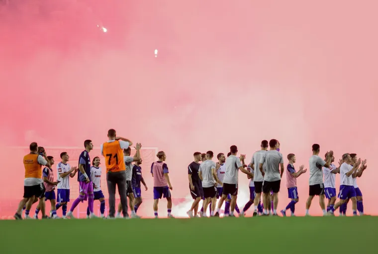 Kakav skandal! Torcida bakljama prvo gađala Livaju pa zasula i ostale igrače Hajduka