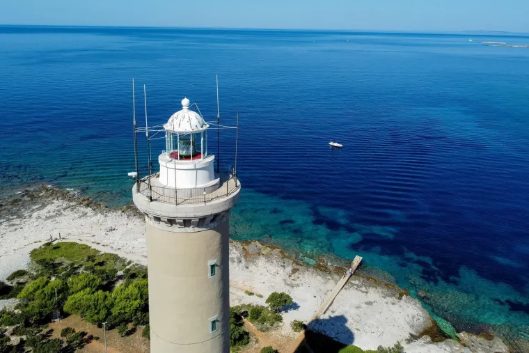 Misteriozni kameni div uz obalu Dugog otoka: Čuva drevne tajne i usmjerava pomorce