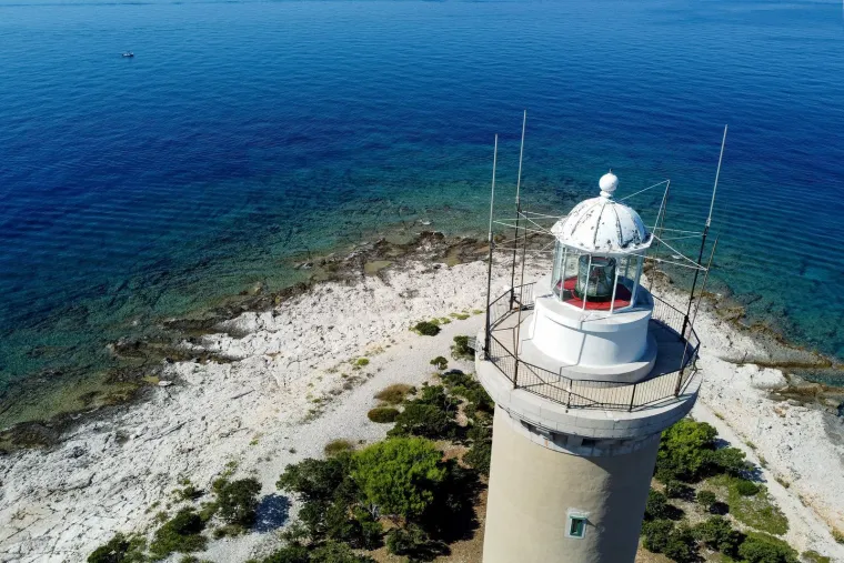 Misteriozni kameni div uz obalu Dugog otoka: Čuva drevne tajne i usmjerava pomorce