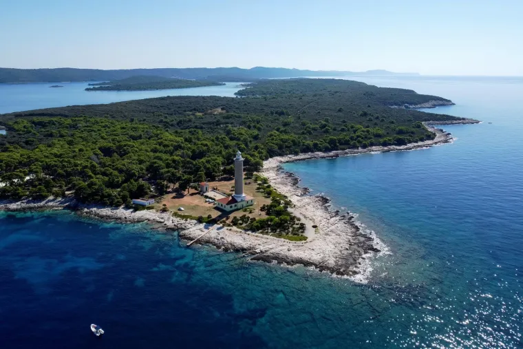 Misteriozni kameni div uz obalu Dugog otoka: Čuva drevne tajne i usmjerava pomorce