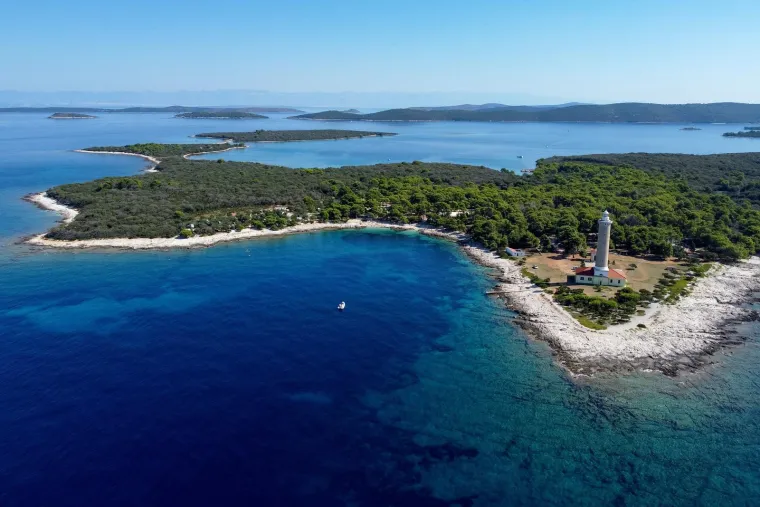 Misteriozni kameni div uz obalu Dugog otoka: Čuva drevne tajne i usmjerava pomorce