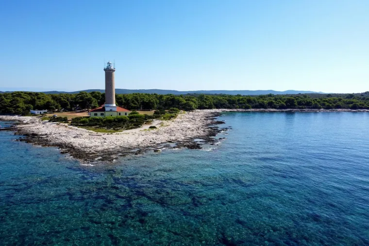 Misteriozni kameni div uz obalu Dugog otoka: Čuva drevne tajne i usmjerava pomorce