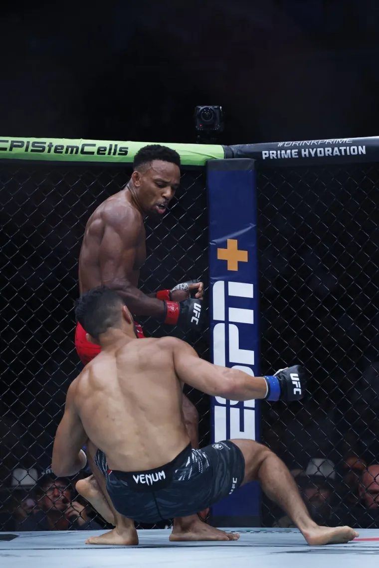 Užasavajući prizori u kavezu: Monstruoznim nokautom ga poslao u bolnicu! 'Zubi su mu stisnuti'