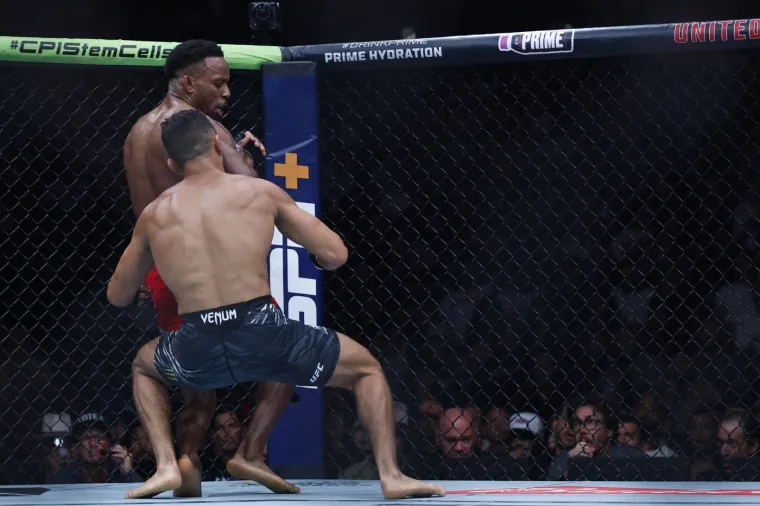 Užasavajući prizori u kavezu: Monstruoznim nokautom ga poslao u bolnicu! 'Zubi su mu stisnuti'