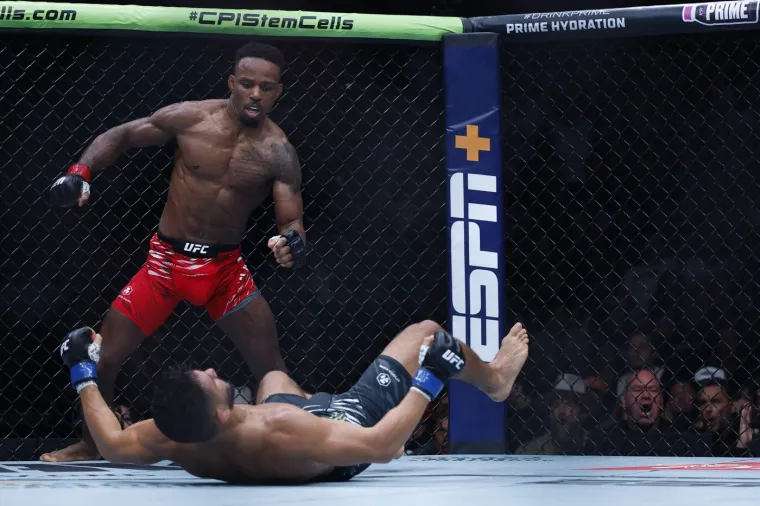 Užasavajući prizori u kavezu: Monstruoznim nokautom ga poslao u bolnicu! 'Zubi su mu stisnuti'