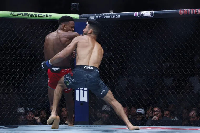 Užasavajući prizori u kavezu: Monstruoznim nokautom ga poslao u bolnicu! 'Zubi su mu stisnuti'