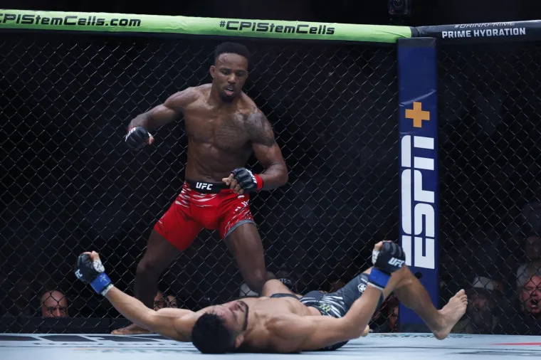 Užasavajući prizori u kavezu: Monstruoznim nokautom ga poslao u bolnicu! 'Zubi su mu stisnuti'