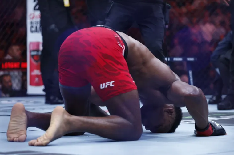 Užasavajući prizori u kavezu: Monstruoznim nokautom ga poslao u bolnicu! 'Zubi su mu stisnuti'