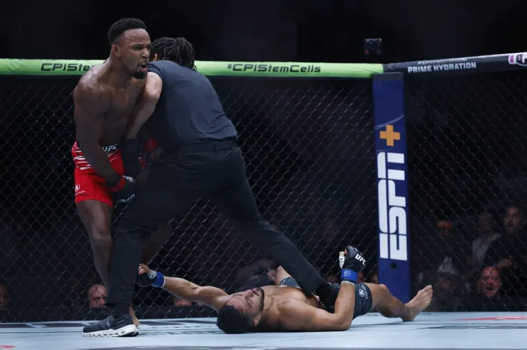 Užasavajući prizori u kavezu: Monstruoznim nokautom ga poslao u bolnicu! 'Zubi su mu stisnuti'