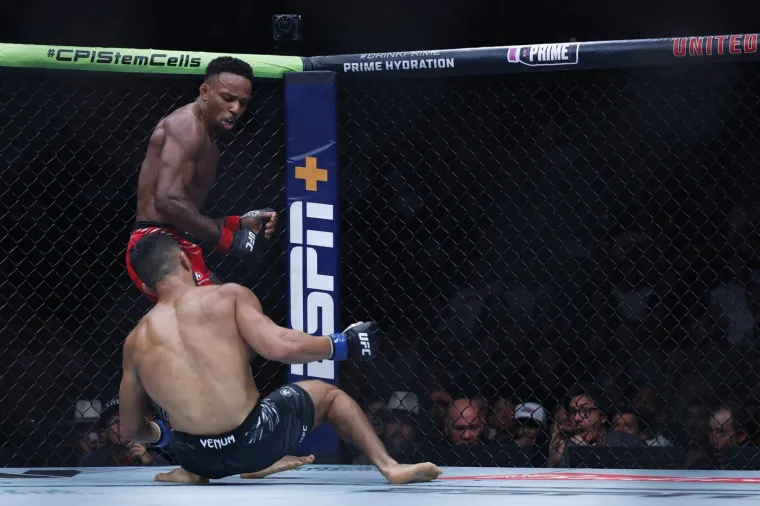 Užasavajući prizori u kavezu: Monstruoznim nokautom ga poslao u bolnicu! 'Zubi su mu stisnuti'