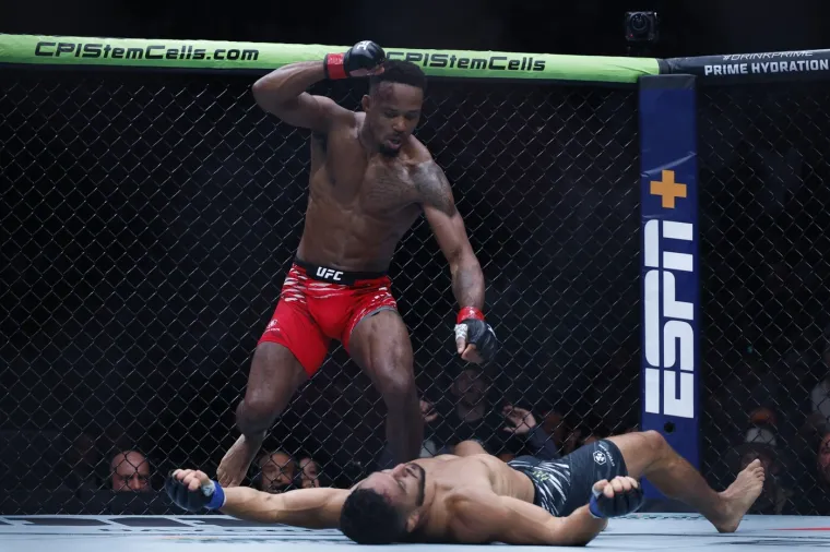 Užasavajući prizori u kavezu: Monstruoznim nokautom ga poslao u bolnicu! 'Zubi su mu stisnuti'