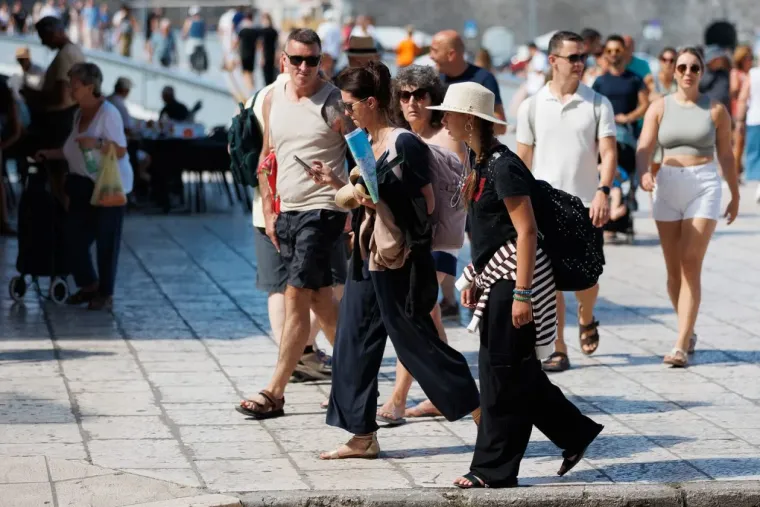 Lijepa brineta zavodljivog osmijeha pokorila ulice Zadra