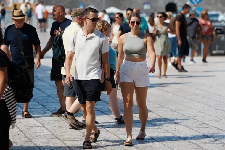 Lijepa brineta zavodljivog osmijeha pokorila ulice Zadra