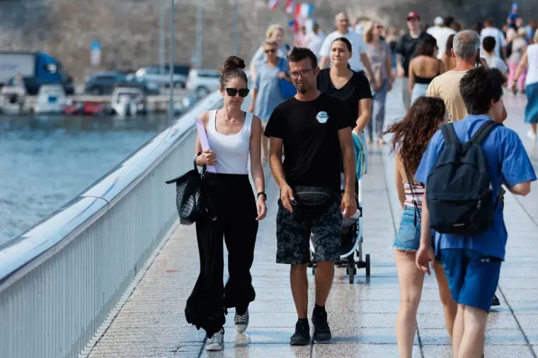 Lijepa brineta zavodljivog osmijeha pokorila ulice Zadra