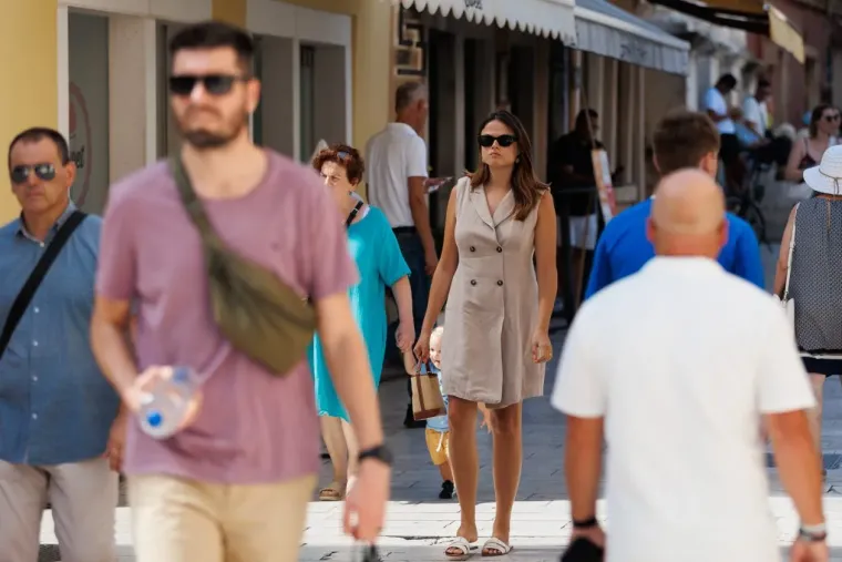 Lijepa brineta zavodljivog osmijeha pokorila ulice Zadra