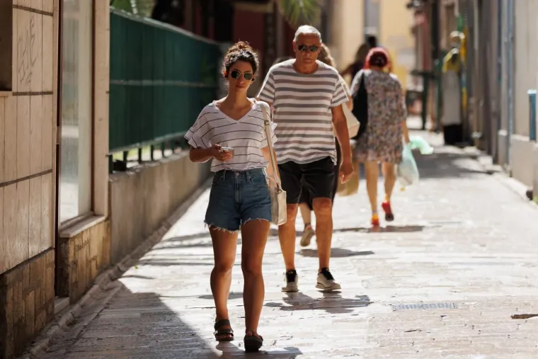 Lijepa brineta zavodljivog osmijeha pokorila ulice Zadra