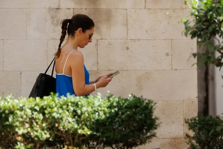 Lijepa brineta zavodljivog osmijeha pokorila ulice Zadra