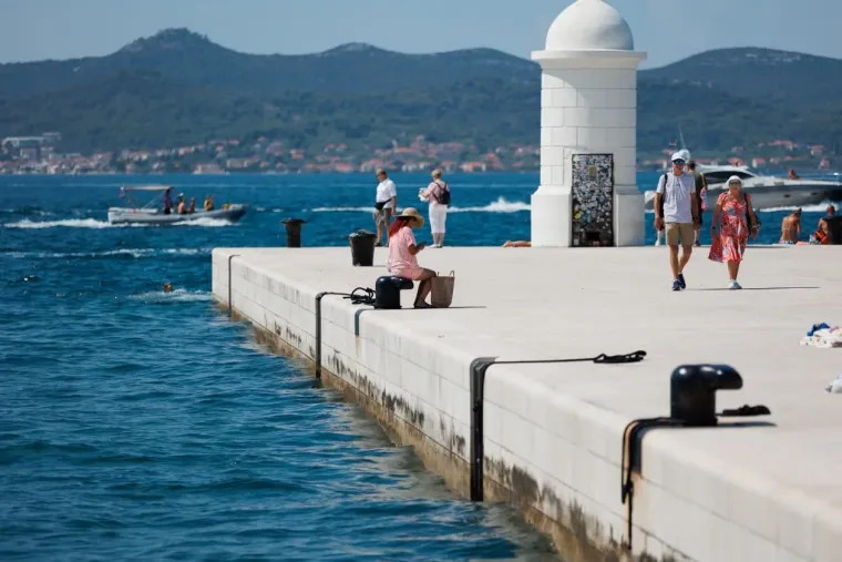 Lijepa brineta zavodljivog osmijeha pokorila ulice Zadra