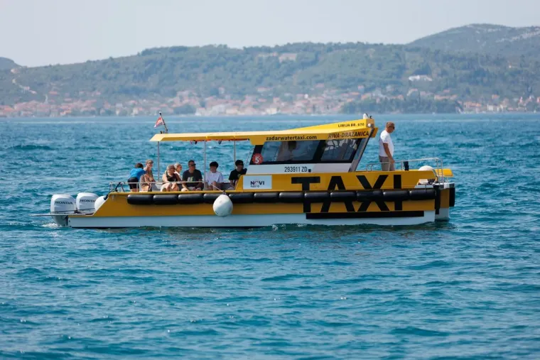 Lijepa brineta zavodljivog osmijeha pokorila ulice Zadra