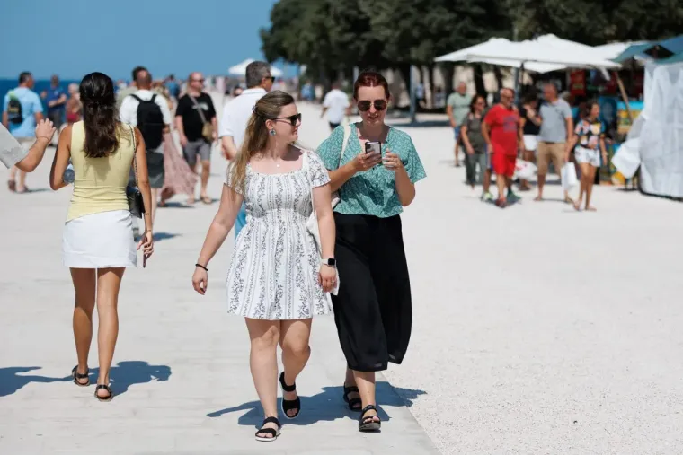 Lijepa brineta zavodljivog osmijeha pokorila ulice Zadra