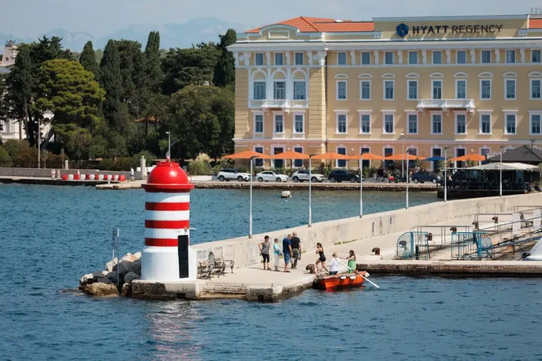 Lijepa brineta zavodljivog osmijeha pokorila ulice Zadra