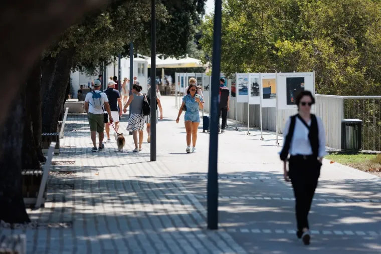 Lijepa brineta zavodljivog osmijeha pokorila ulice Zadra