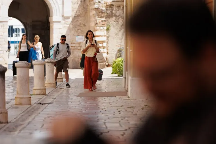 Lijepa brineta zavodljivog osmijeha pokorila ulice Zadra