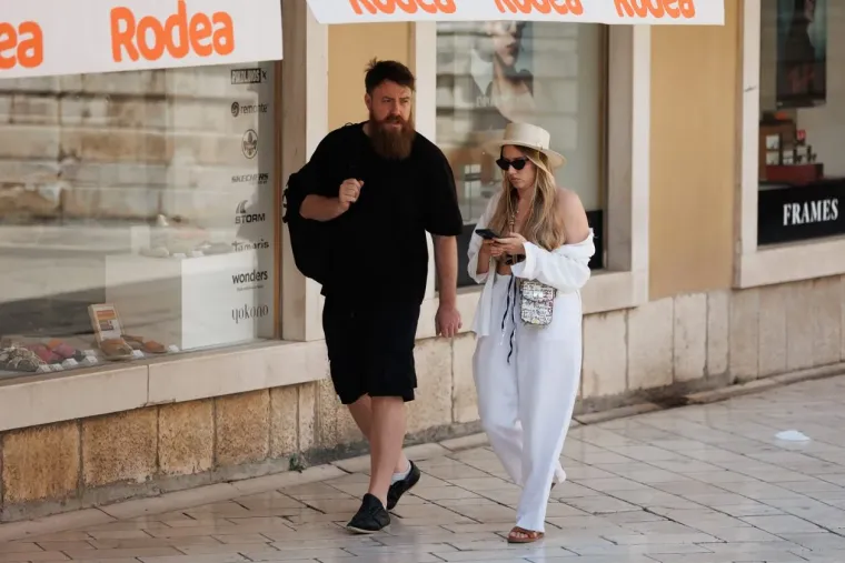 Lijepa brineta zavodljivog osmijeha pokorila ulice Zadra