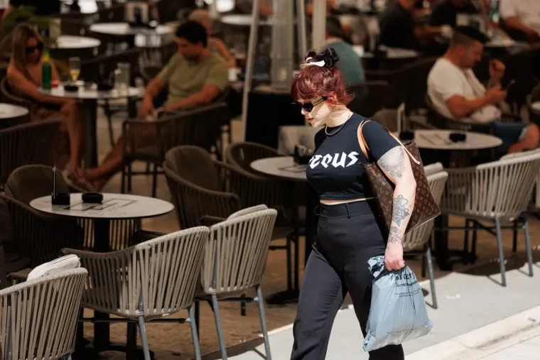 Lijepa brineta zavodljivog osmijeha pokorila ulice Zadra