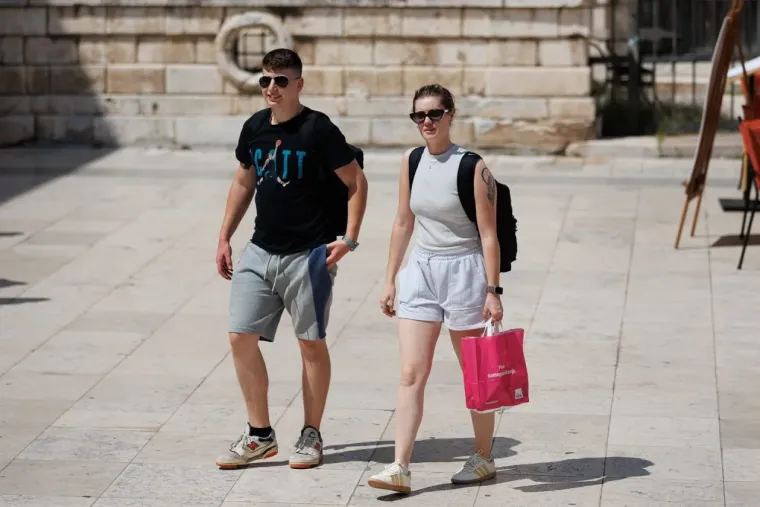 Lijepa brineta zavodljivog osmijeha pokorila ulice Zadra