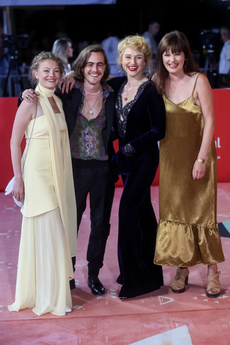 Bosanskohercegovačka glumica u narančastom odijelu dubokog dekoltea pokorila crveni tepih