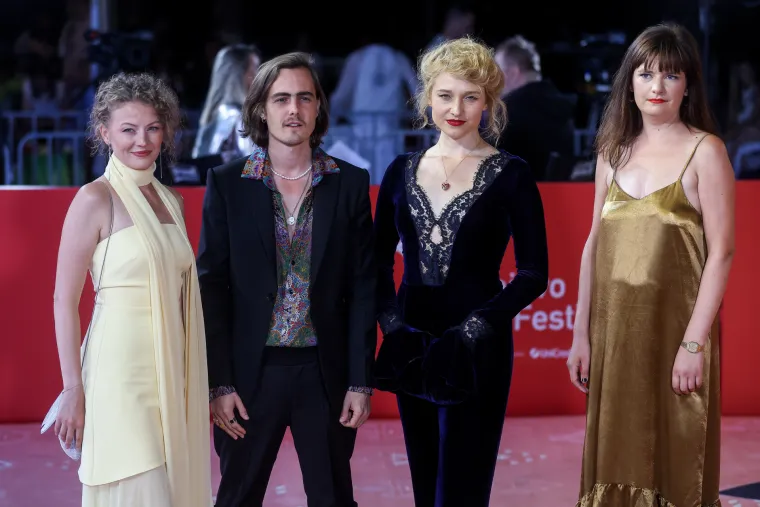 Bosanskohercegovačka glumica u narančastom odijelu dubokog dekoltea pokorila crveni tepih