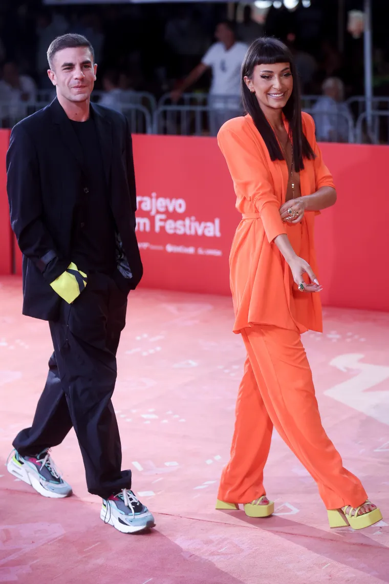 Bosanskohercegovačka glumica u narančastom odijelu dubokog dekoltea pokorila crveni tepih