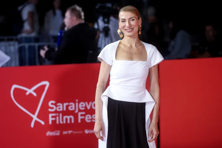 Bosanskohercegovačka glumica u narančastom odijelu dubokog dekoltea pokorila crveni tepih