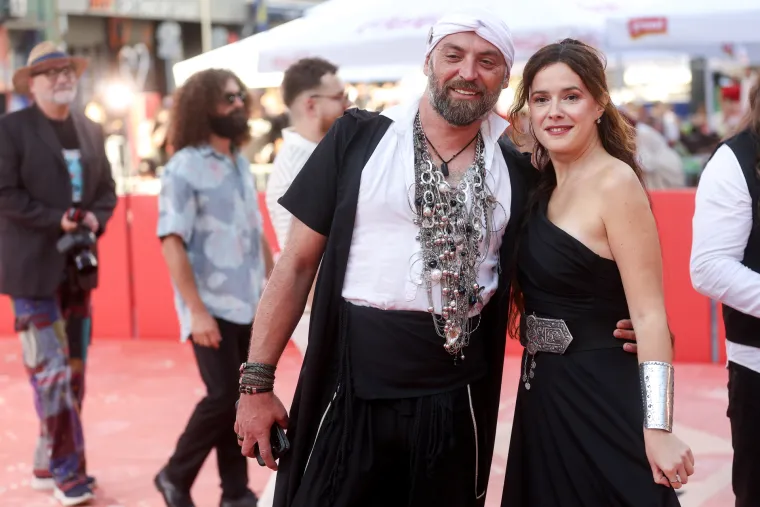 Bosanskohercegovačka glumica u narančastom odijelu dubokog dekoltea pokorila crveni tepih