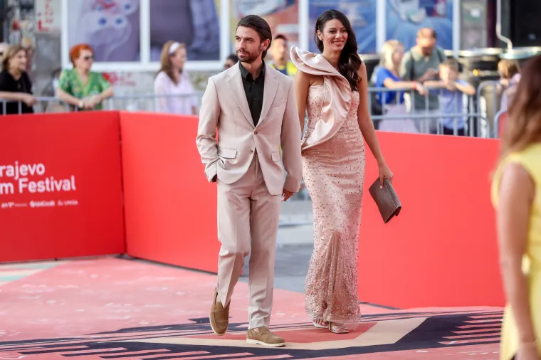 Bosanskohercegovačka glumica u narančastom odijelu dubokog dekoltea pokorila crveni tepih