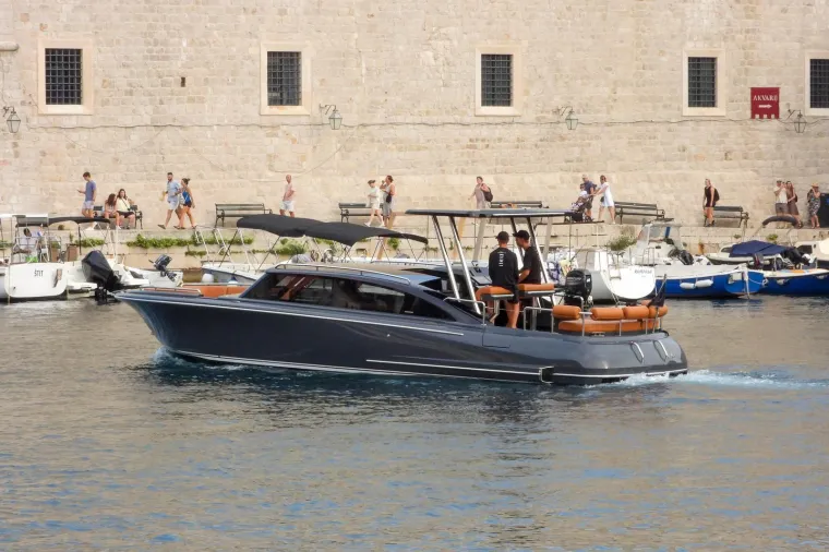 Svi su gledali u nju! Luksuzna jahta milijardera i vlasnika engleskog prvoliga&scaron;a izazvala odu&scaron;evljenje