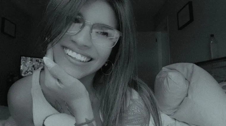 Sretno lice osvetnice: Pro&scaron;la je kroz život biv&scaron;eg poput uragana i sva ponosna zablistala ispred policijskih kamera