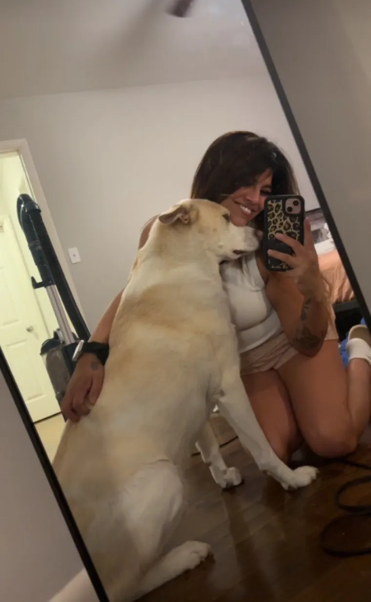 Sretno lice osvetnice: Pro&scaron;la je kroz život biv&scaron;eg poput uragana i sva ponosna zablistala ispred policijskih kamera