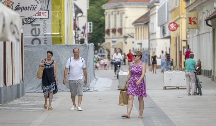 Tetovirane noge istaknula u minici: Ova dama bila je glavna atrakcija Karlovca