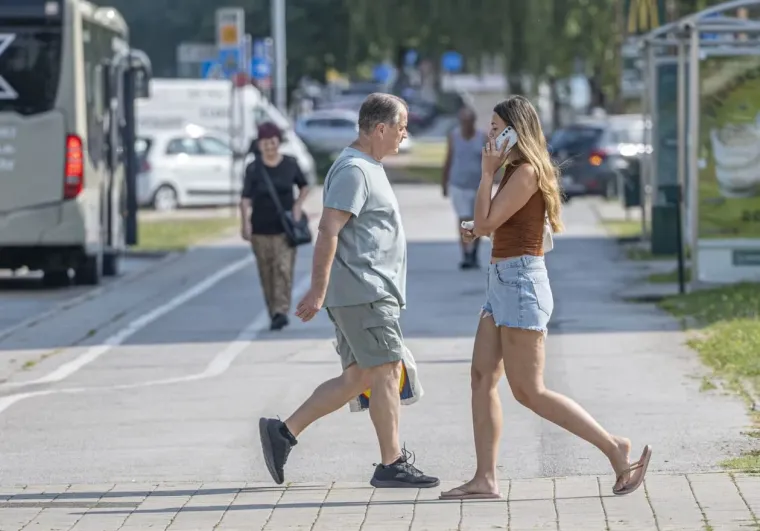 Tetovirane noge istaknula u minici: Ova dama bila je glavna atrakcija Karlovca