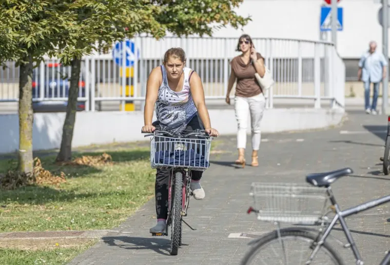 Tetovirane noge istaknula u minici: Ova dama bila je glavna atrakcija Karlovca