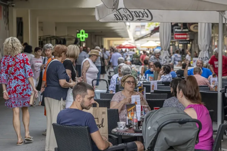 Tetovirane noge istaknula u minici: Ova dama bila je glavna atrakcija Karlovca