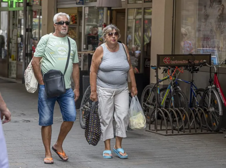 Tetovirane noge istaknula u minici: Ova dama bila je glavna atrakcija Karlovca