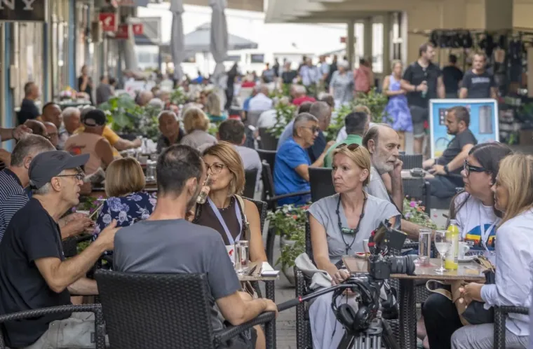 Tetovirane noge istaknula u minici: Ova dama bila je glavna atrakcija Karlovca