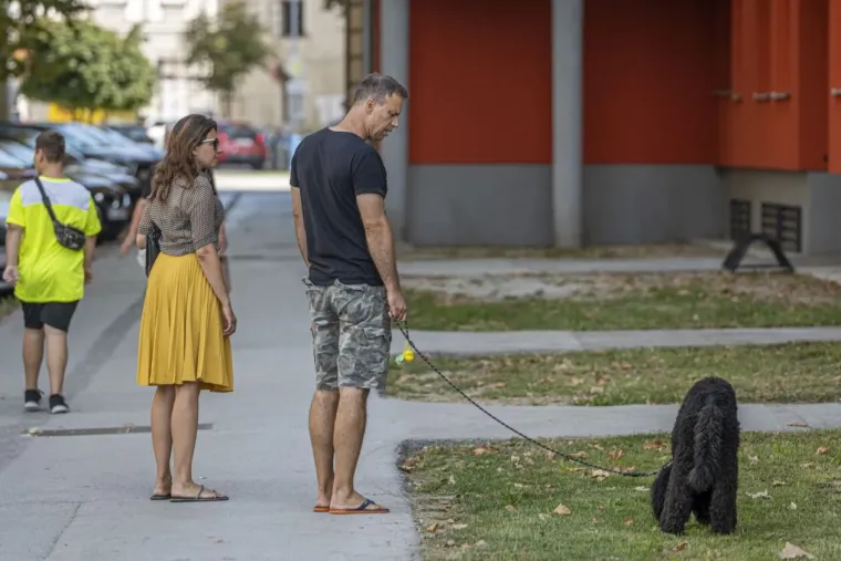 Tetovirane noge istaknula u minici: Ova dama bila je glavna atrakcija Karlovca