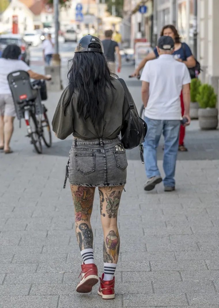Tetovirane noge istaknula u minici: Ova dama bila je glavna atrakcija Karlovca