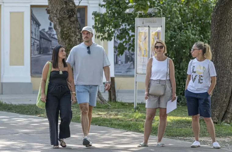 Tetovirane noge istaknula u minici: Ova dama bila je glavna atrakcija Karlovca