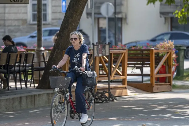Tetovirane noge istaknula u minici: Ova dama bila je glavna atrakcija Karlovca